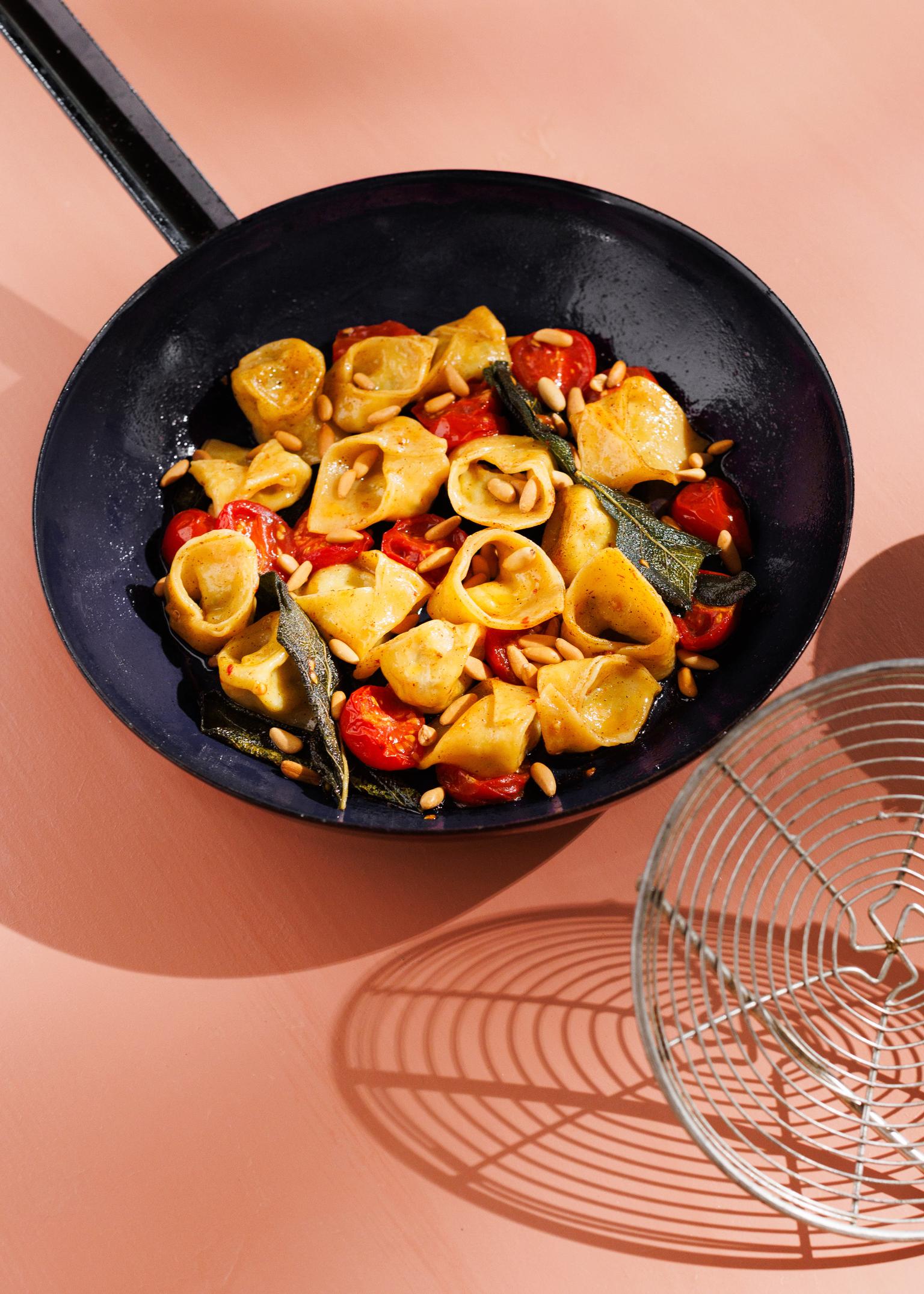 Sauerkraut-Ravioli mit gerösteten Tomaten, Pinienkernen und Salbei