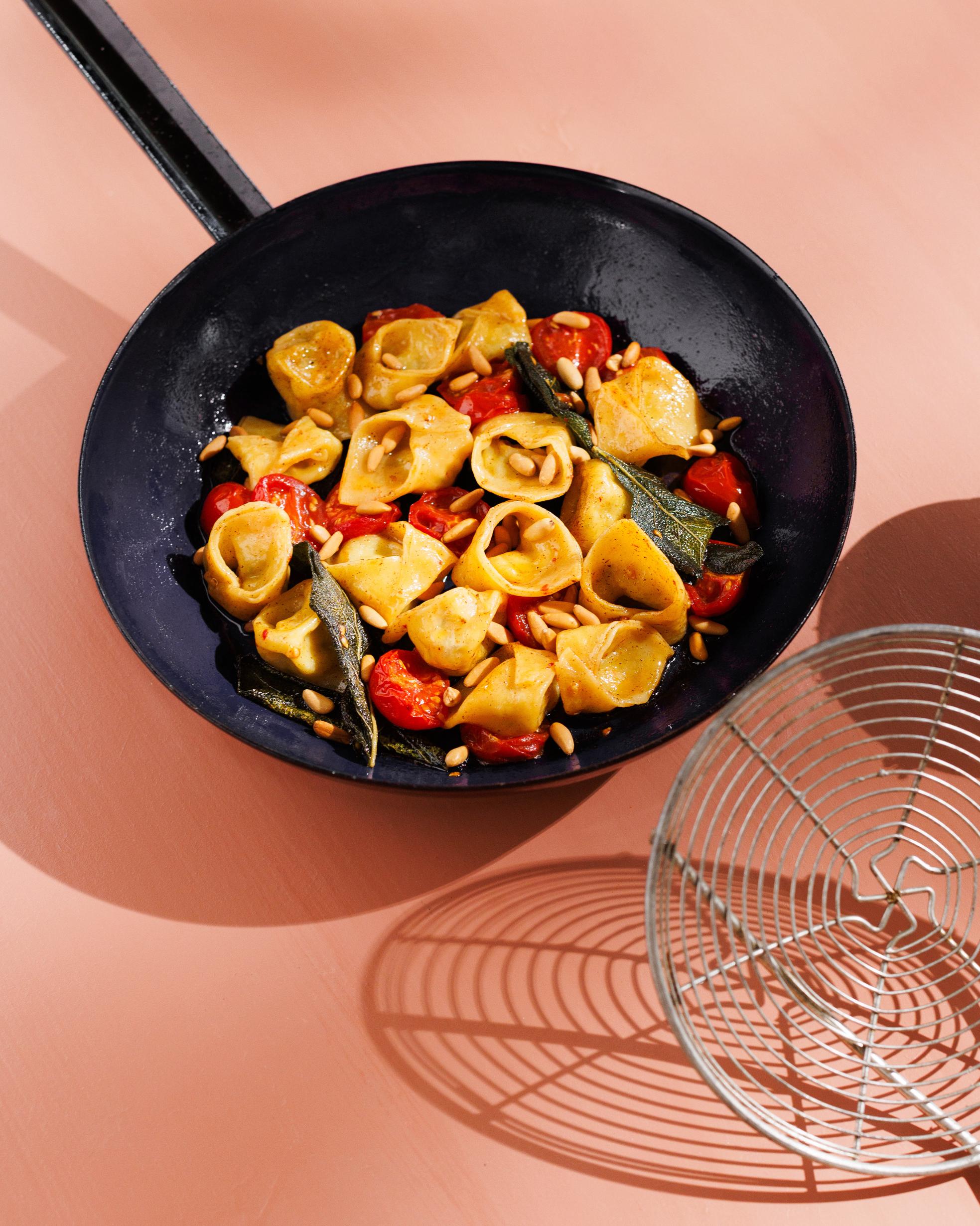 Sauerkraut-Ravioli mit gerösteten Tomaten, Pinienkernen und Salbei
